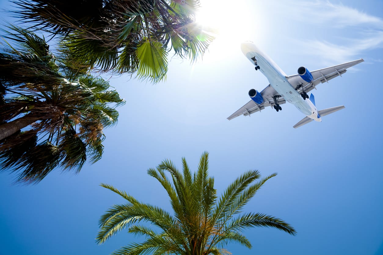 На самолете на море россия. Самолет море. Самолет над морем. Туристический самолет. Самолет пальмы.