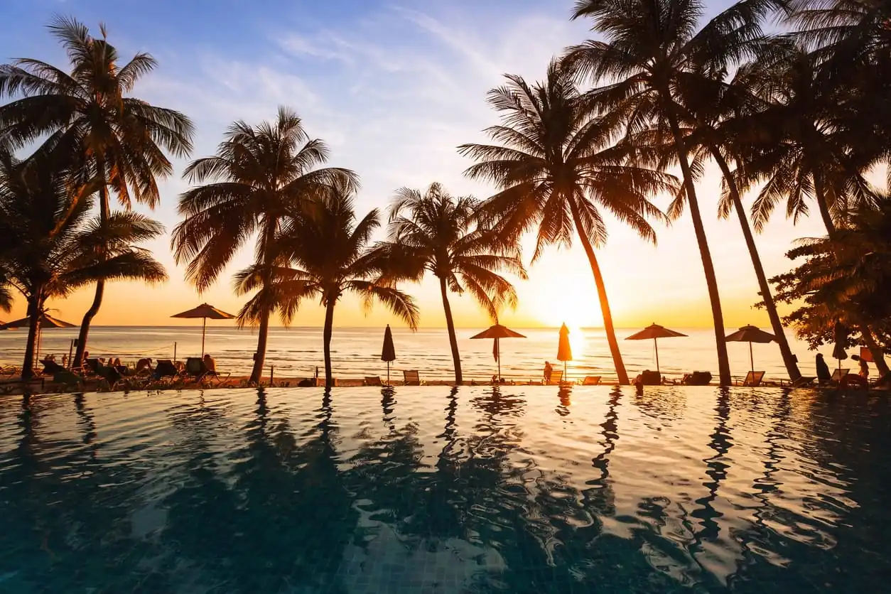 Beautiful Hawaiian Sunset in Maui - The Early Air Way